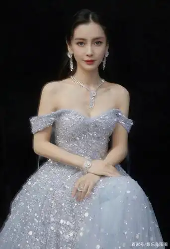 明星杨颖浅蓝色露肩礼裙鉴赏