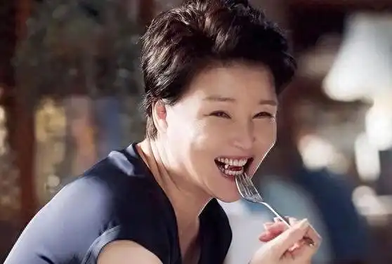 朱茵,这位被誉为"国民妈妈"的中国女演员,以她在荧幕上扮演的各种妈妈