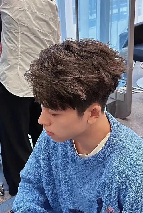 (三七分的男士烫发既时尚又减龄