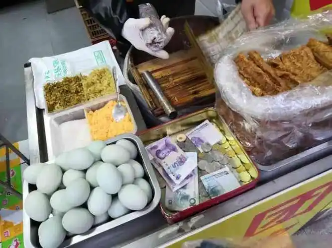 鸡蛋饼煎饼果子饭团早餐车-"新的学期开学啦,政肃路上又开始热闹起来