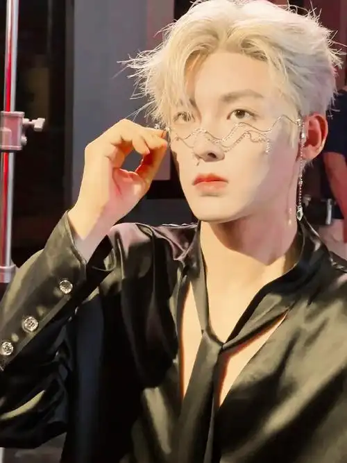 侯明昊领口#银发 脸链 all black  深v侯明昊你真的好懂大家想看什么