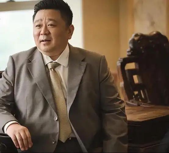 梁冠华因太胖无戏可拍被导演妻子倒追39岁演狄仁杰才出名