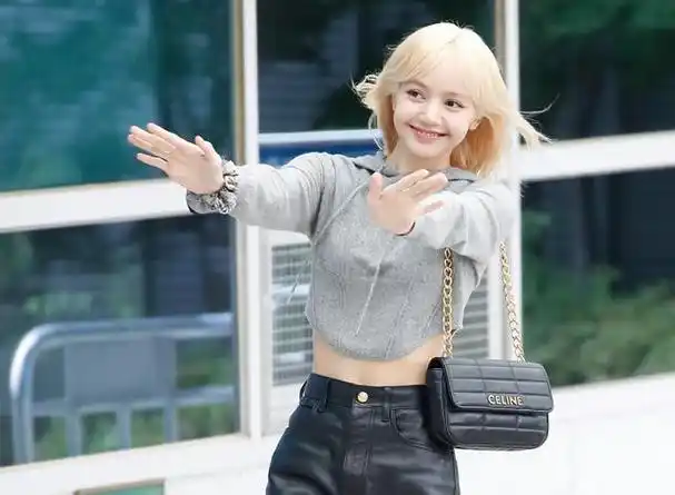 她是韩国人气女团blackpink的成员,也是全球最受欢迎的女性艺人之一.