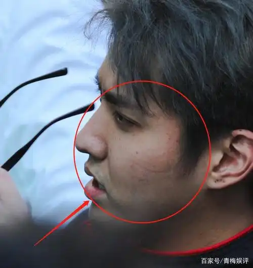 吴亦凡赛车生图曝光侧脸颜值超优越素颜状态下的皮肤却很真实