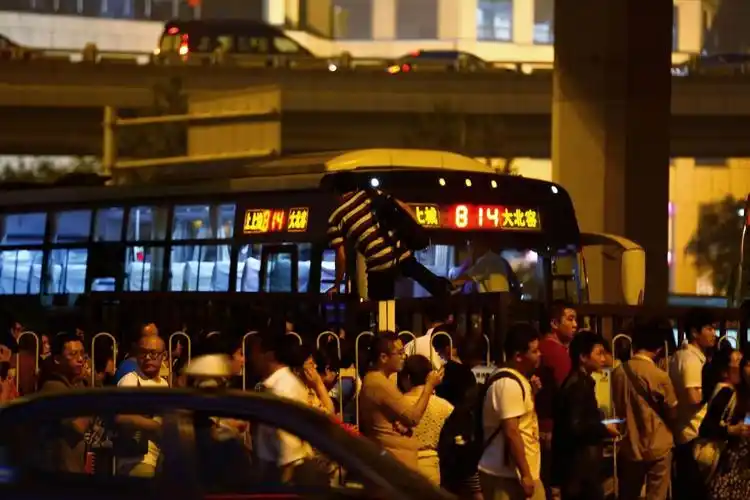 北京晚高峰堵车市民翻栏杆抢公交