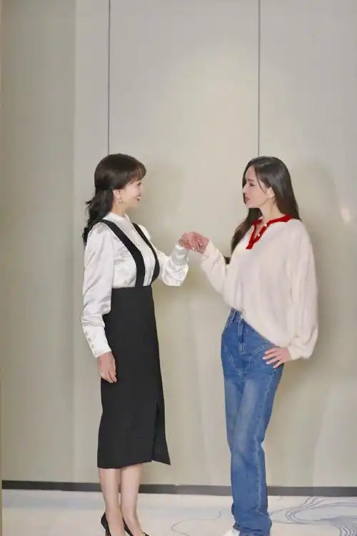 赵雅芝与李若彤同框,两大不老女神完美诠释岁月不败的美人