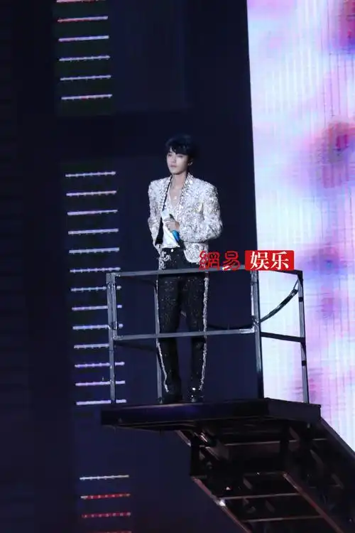 tfboys演唱会单人照#舞台上的歌手小凯@tfboys-王俊凯太吸睛啦酵眄