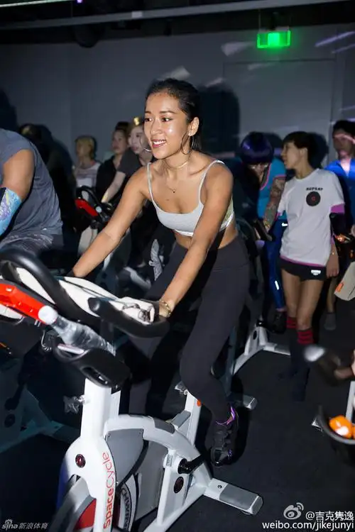 男篮死忠吉克隽逸秀惹火身材_高清图集_新浪网