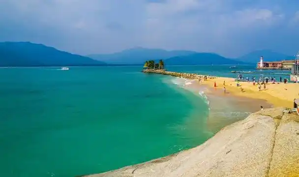 海南是中国最美的旅游目的地之一,它拥有无尽的阳光,沙滩和海洋风光