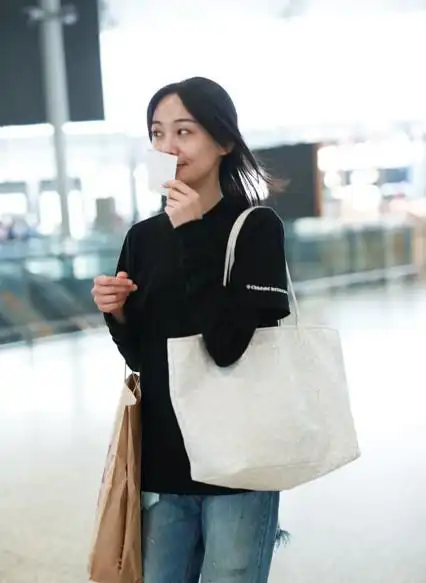 郑爽素颜现身机场 不施粉黛脸露痘印