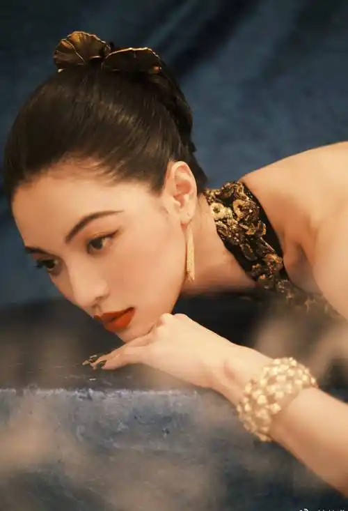 钟楚曦吊带露背连衣裙性感写真_身材_网友_女神