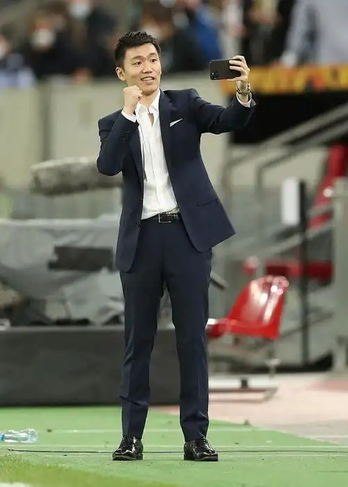 人逢喜事精神爽张康阳自拍动作憨态可掬