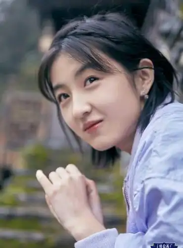 17岁张子枫走起了"校园风盐系少女"风格