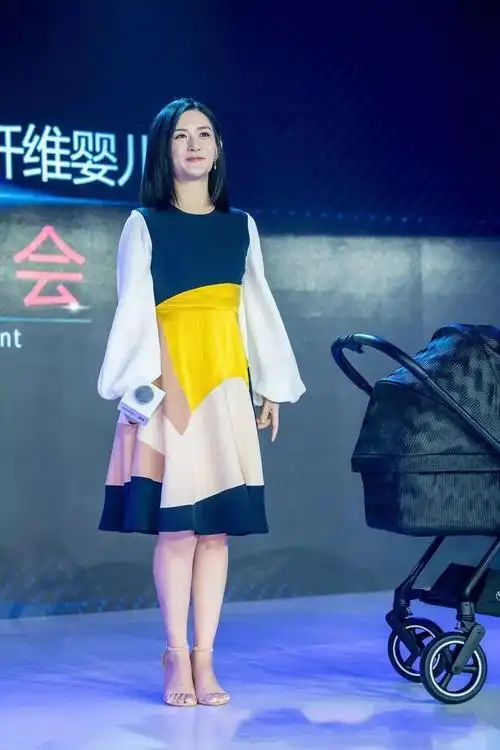 吴昕红了缺席快本录制谢娜开始模仿她穿连衣裙