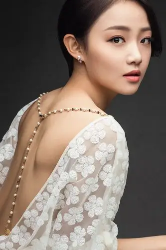 吴佳怡最新大片曝光白裙红唇娇艳性感