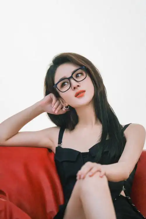 赵丽颖最新时尚大片释出 戴眼镜高冷御姐范十足-腾讯新闻