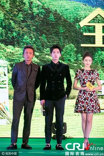 杨洋高颜值看红邓超脸带病宣传频咳嗽跪地撩汉