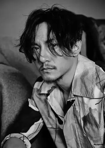 陈柏霖陈柏霖自出道以来就多以「长发」出现,所以这发型几乎已经是