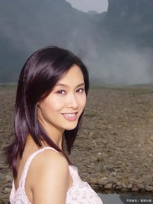 永远的女神朱茵:住深山残屋,开97年破车,娱乐圈的李子柒