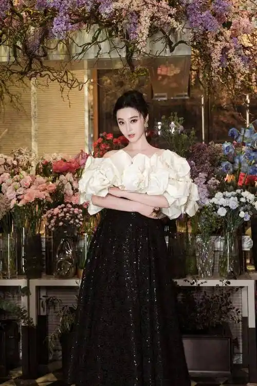 范冰冰出席香港慈善会喝水时好高贵优雅连刘嘉玲都主动拉手