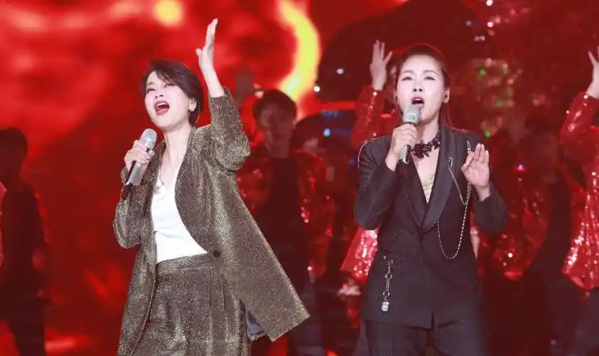 那英,田震和毛阿敏,初代天后的恩怨,如今都到广场舞时刻了_手机搜狐网