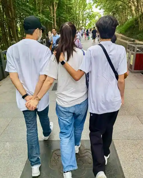 袁咏仪一家三口旅游照,儿子魔童又高又酷,袁咏仪张智霖的牵手方式万年