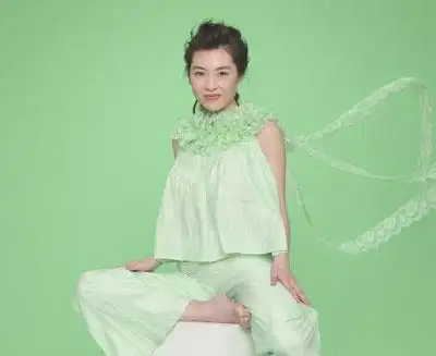 组图:04超级女声王媞马六甲拍摄"火辣"mv