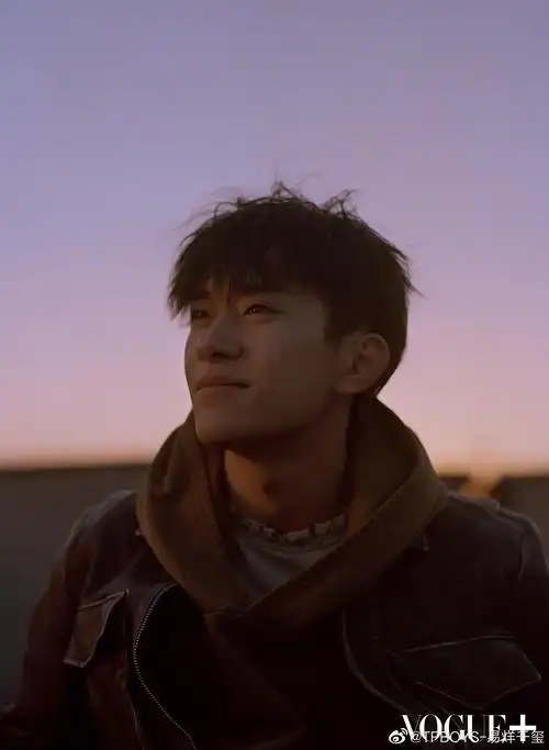 易烊千玺杂志双封面曝光摇滚墨镜风碰撞温暖文艺风故事感十足