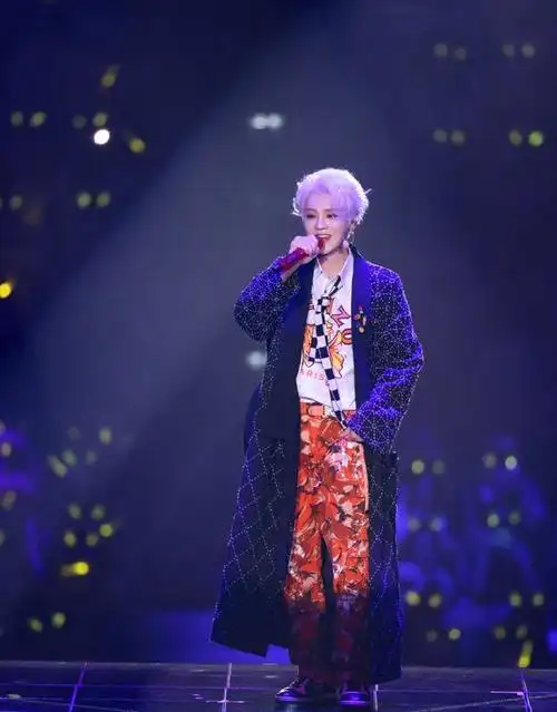 鹿晗7月8广州演唱会,造型太帅了