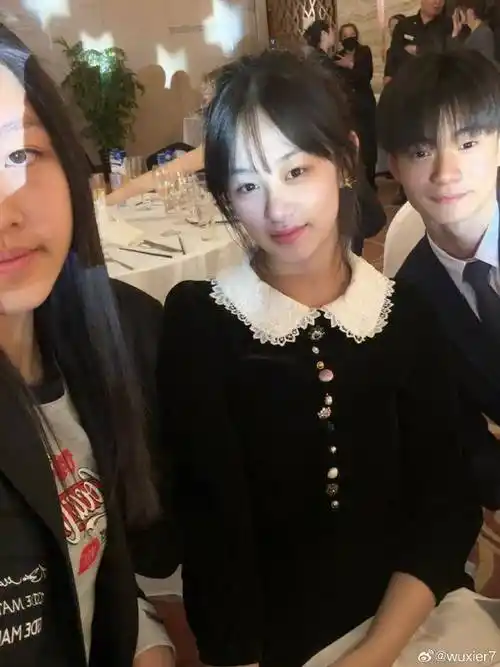 学校毕业,秋天赴加国留学,母女同框宛如姐妹_吴熙儿_石洋子_初中生