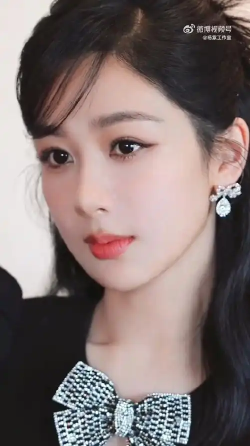 杨紫斜刘海黑框眼镜