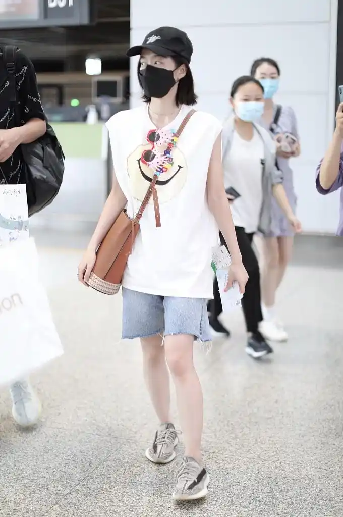 张雪迎穿无袖白t搭短裤秀美腿 肌肤雪白化身元气少女