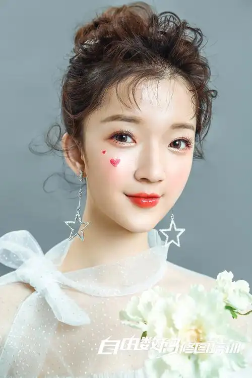 自由数码培训陈畅的化妆造型作品《甜美可爱妆面》
