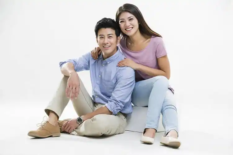 快乐的年轻情侣肖像