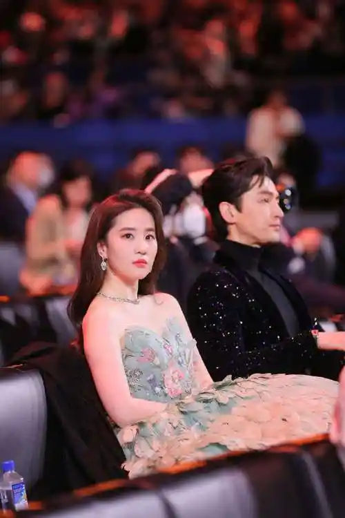 胡歌微博king##刘亦菲微博queen##刘亦菲胡歌坐一起