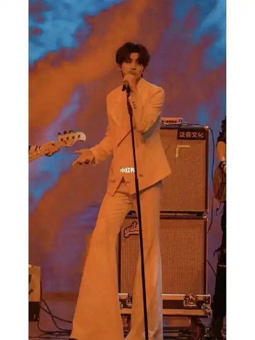 蔡徐坤这逆天大长腿