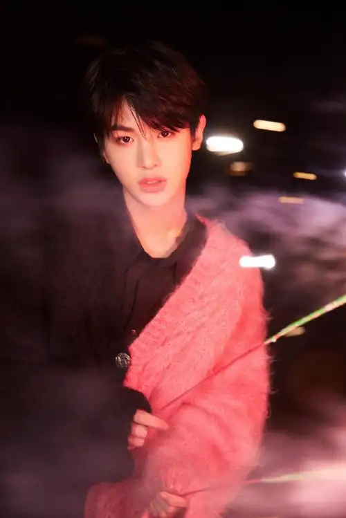 拼接毛衣的小贾帅气十足,夜晚手拿烟花的小贾氛围感拉满@jjjustin0219