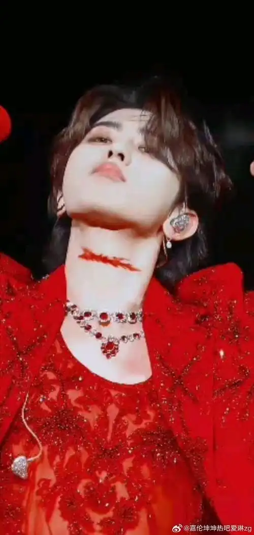 蔡徐坤红衣神话王子蔡徐坤陪你红红火火过大年,挡不住的颜值和魅力.