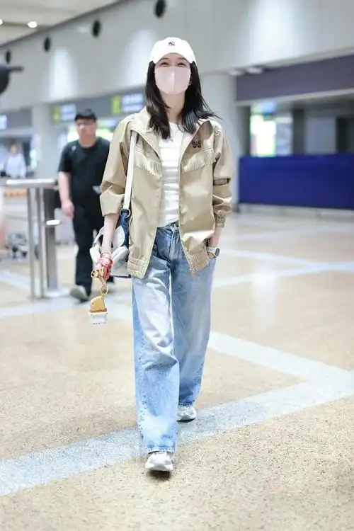 周迅有内娱少见的文艺松弛感「海报街拍」