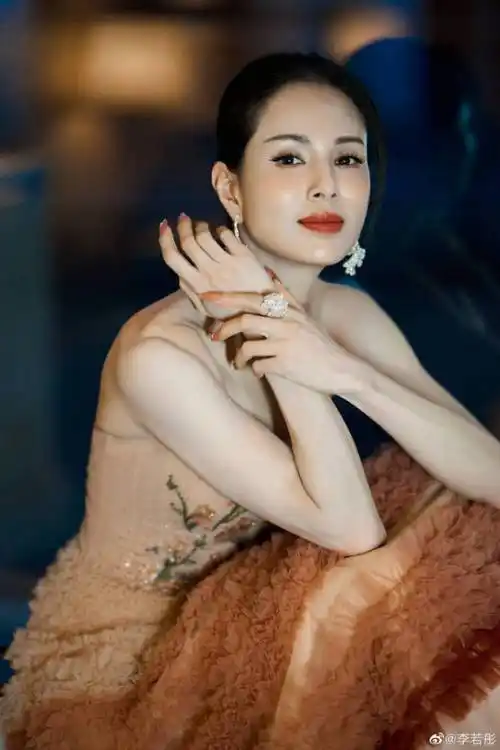 56岁李若彤身穿粉红色抹胸礼裙大秀白皙香肩2