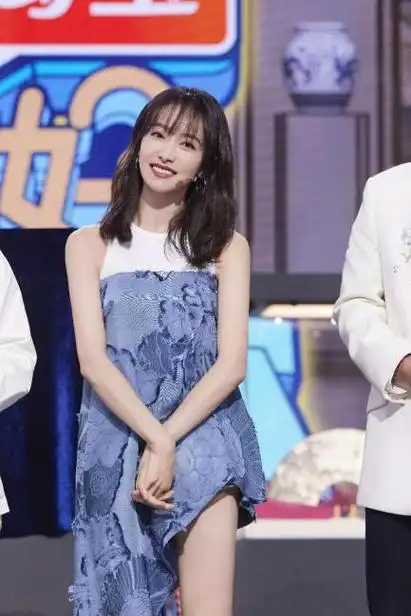 武艺有备而来,从衣服里面掏出一颗折纸爱心,并且拿自己的身高向杨迪作