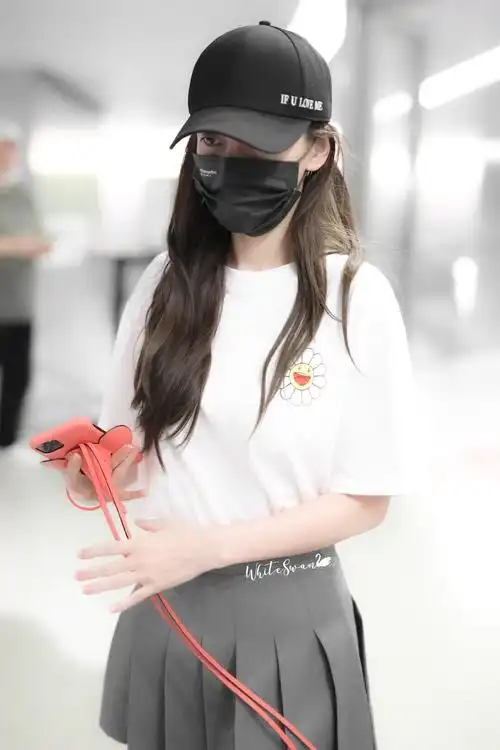 杨颖机场look更新,头发微卷加持,玩转甜酷学院风