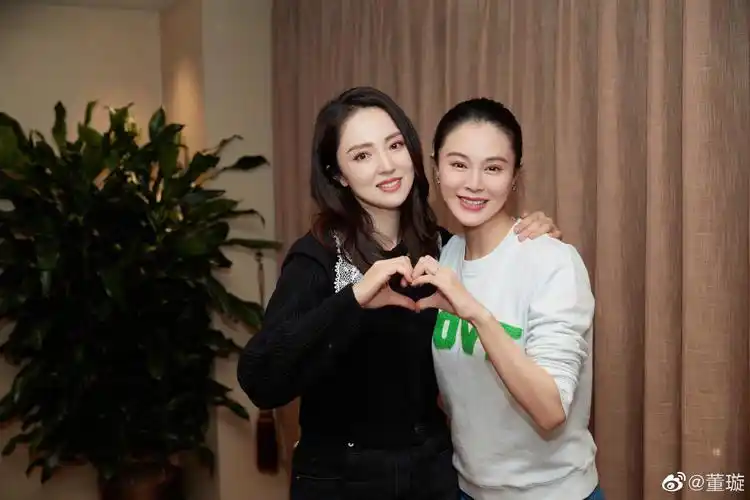 董璇与关悦一起拍摄庆生合照,长发披肩的董璇一边搂着好闺蜜一边与