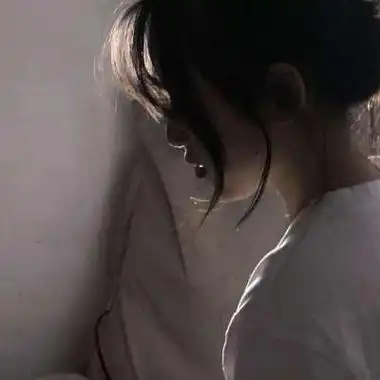 黑白很丧很绝望的图片-女生头像 - 壁纸之家