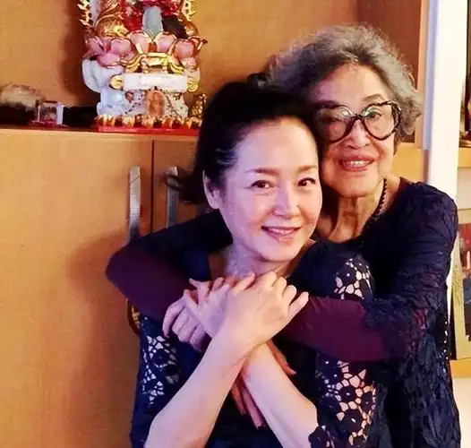 万梓良和恬妞离婚28年他做河南女婿46岁当爸爸她单身也有烦恼