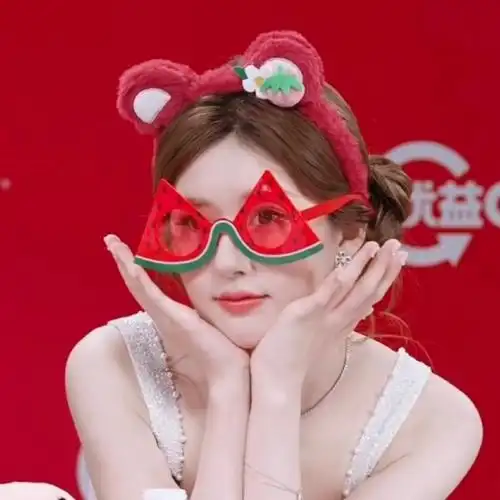 赵露思丸子头白色吊带##赵露思抱着星黛露