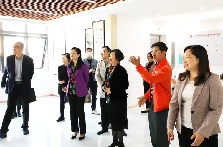 深圳市委组织部副部长老干部局局长曾雪莲到新安街道长青老龄大学调研