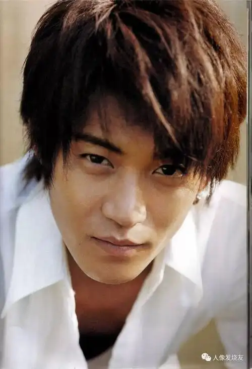 回复"栗子"既可获得打包好的无水印小栗旬~嘻嘻又多了一本样片写真集