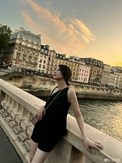 落日下的高圆圆#高圆圆落日余晖随拍,松弛感绝了,侧颜也太美了吧