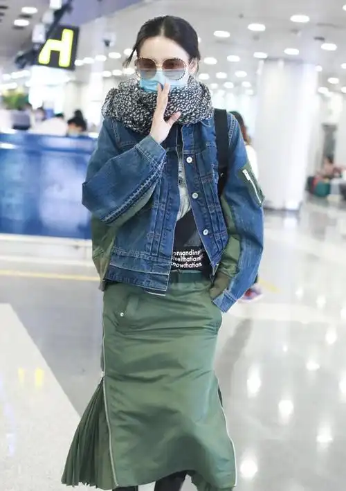 宋佳的机场造型真"厉害"!牛仔外套搭配绿色半身裙,时髦大气